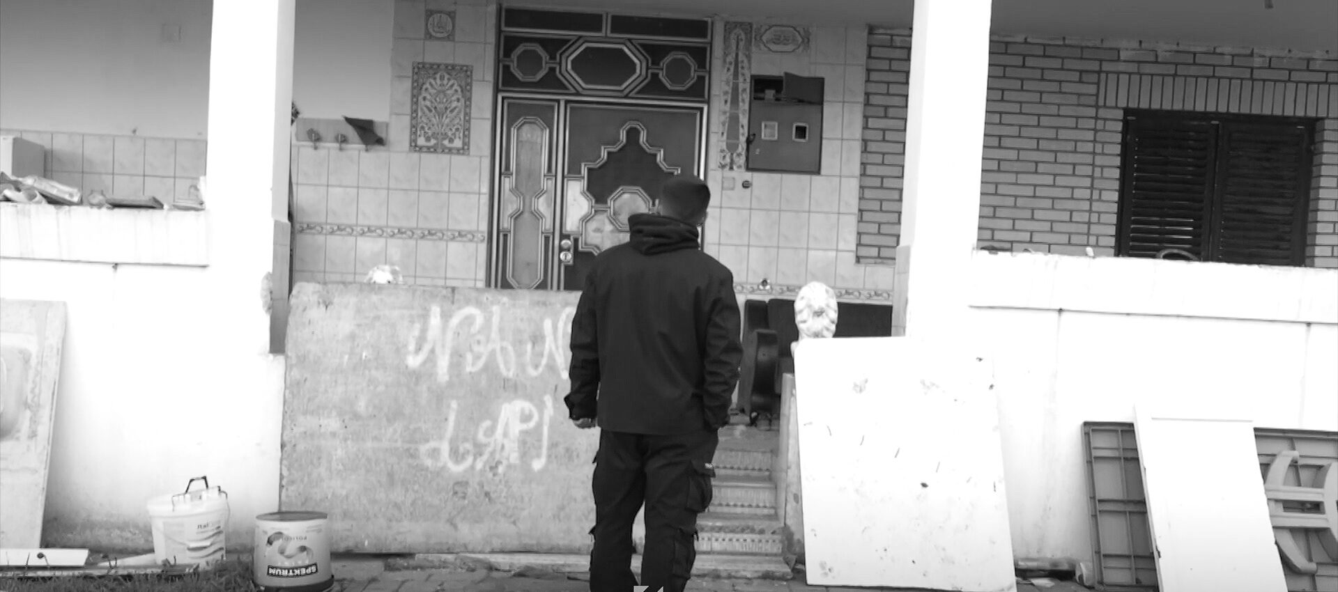 Xhaxhai në Pejë e lë nipin në rrugë, ia merr hisen (VIDEO)