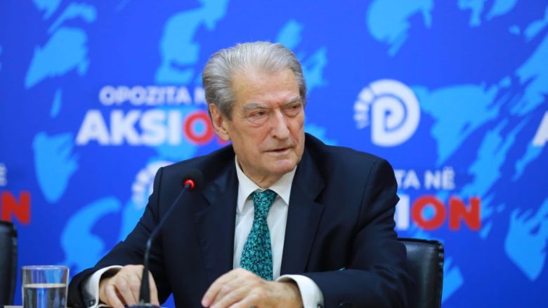Sali Berisha ka një porosi për demokratët, akuzon PS-në për dallavere