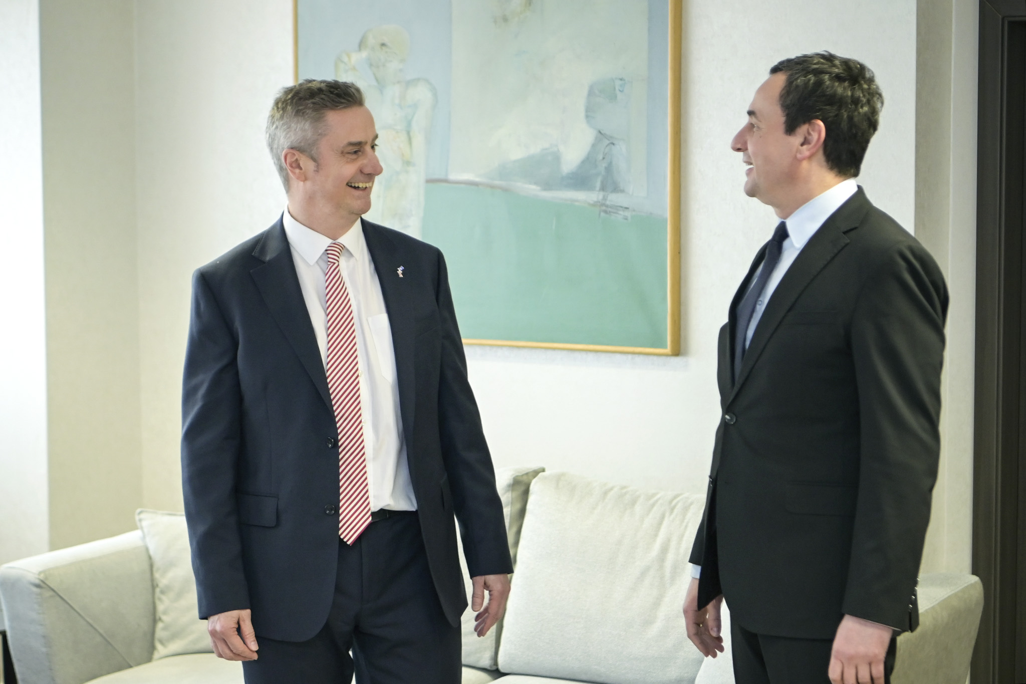 Ambasadori britanik: Kosova duhet të ketë një qeveri stabile sa më shpejt të jetë e mundur