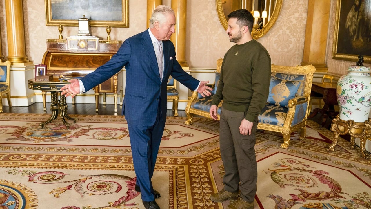 Mbreti Charles pranon ftesën për të takuar Zelenskyn, Starmer negociata me Francën për një plan që do t’ia paraqesin Trumpit