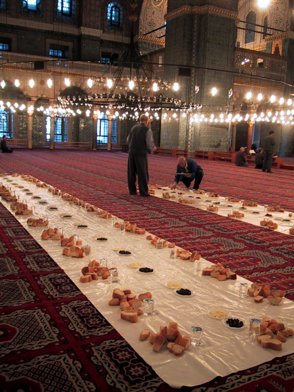 Drita e Iftarit: Shpresa që Ndriçon Zemrat