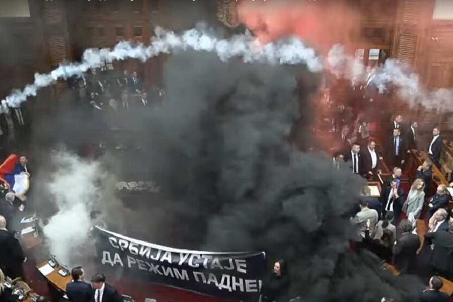 Incident në Kuvendin e Serbisë: Tym dhe kaos në sallë