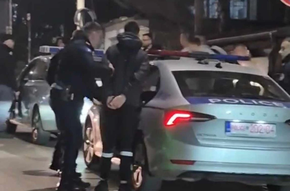 Përleshje mes të rinjve shqiptarë dhe serbë në veri – disa të arrestuar, dy të lënduar!