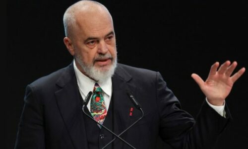 Edi Rama uron mësimdhënësit me rastin e 7 marsit