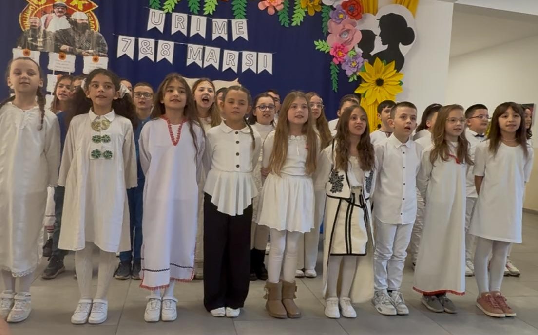 Mësuesi, drita e dijes” Shkolla “Mihail Grameno” feston 7 Marsin me një program patriotik