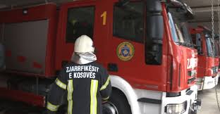 Bie zjarr në Rahovec, shkrumbon një shtëpizë druri dhe stallën e bagëtive