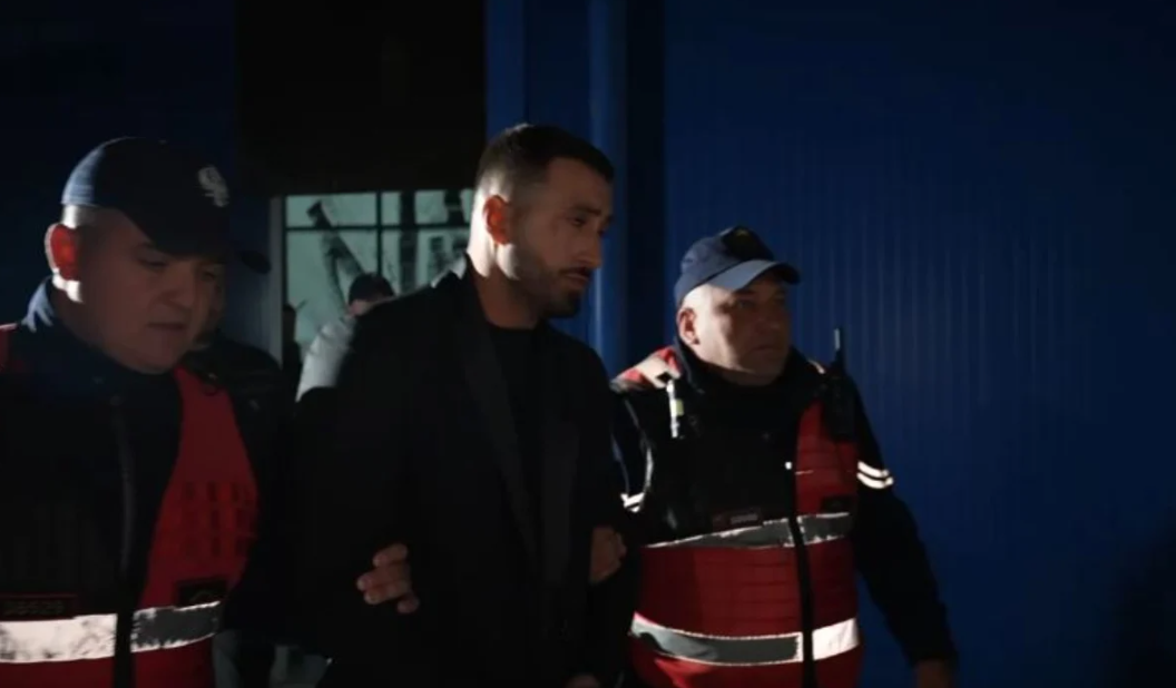 pamje/-me-pranga-ne-duar,-momenti-i-shoqerimit-te-jozit-nga-policia-pasi-goditi-gjestin
