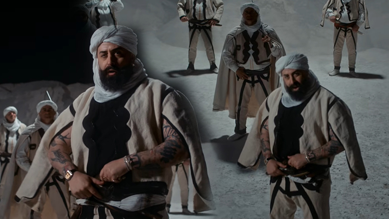 getoar-selimi-me-veshje-tradicionale-ne-klipin-e-ri,-shfaqet-me-tirqi-e-shall-te-bardhe-ne-koke
