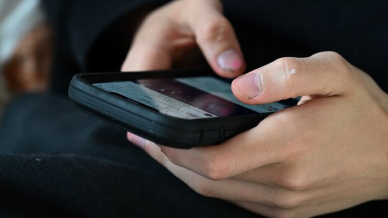 Në Angli po bëhet thirrje për ndalimin e aplikacioneve AI që krijojnë “imazhe seksuale të fëmijëve”