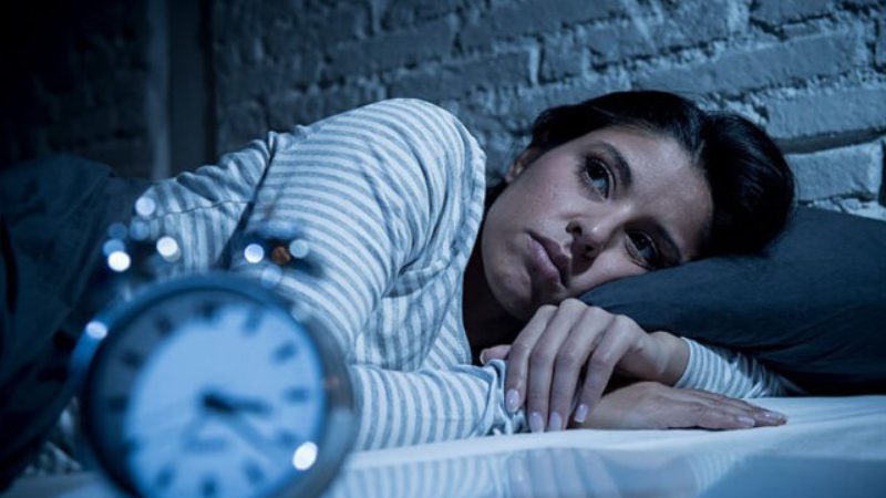 Pse zgjoheni shpesh gjatë natës dhe çfarë po përpiqet t’ju tregojë trupi juaj