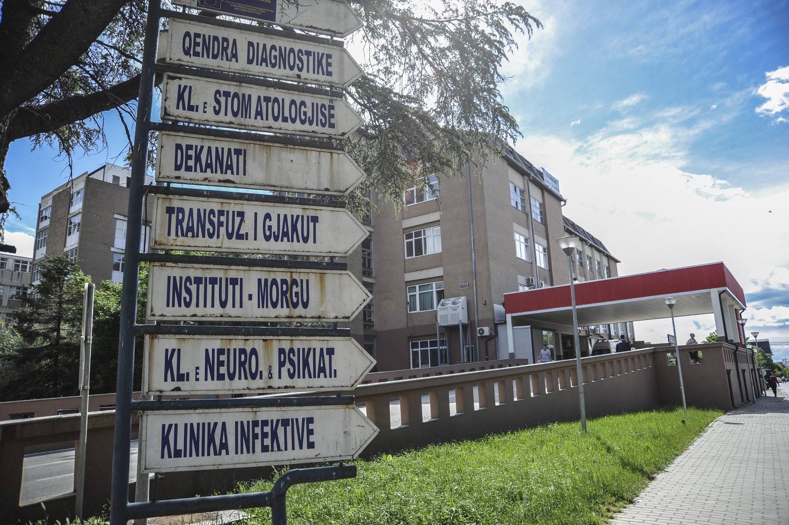 Rriten aksidentet me motor në Kosovë, katër të rinj në gjendje të rëndë – po trajtohen në QKUK