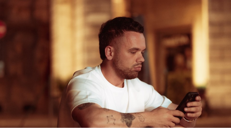 tatuazhet-e-cuditshme-qe-ylli-limani-mban-ne-duar:-cfare-simbolizojne?