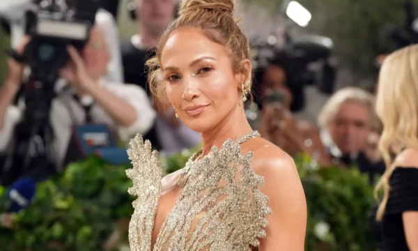 jennifer-lopez-peson-aksident-teksa-po-pergatitej-per-nje-performance,-tregon-mavijosjet-ne-fytyre