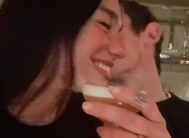 dua-lipa-tregon-unazen-e-fejeses-qe-e-mori-nga-i-fejuari-callum