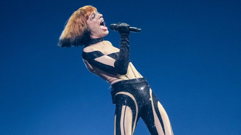 kostumi-qe-artisti-nemo-veshi-ne-finalen-e-eurovisionit-ishte-bere-nga-55,000-kristale