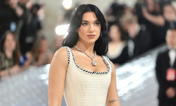 dua-lipa-rremben-fronin-e-taylor-swift:-shpallet-artistja-me-e-degjuar-ne-mbreterine-e-bashkuar-per-vitin-2024