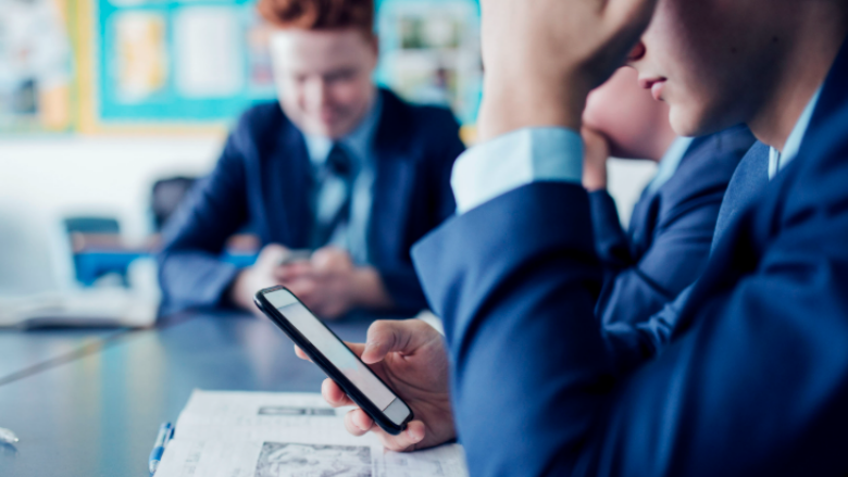 estonia-kerkon-perdorimin-e-telefonave-ne-shkolla