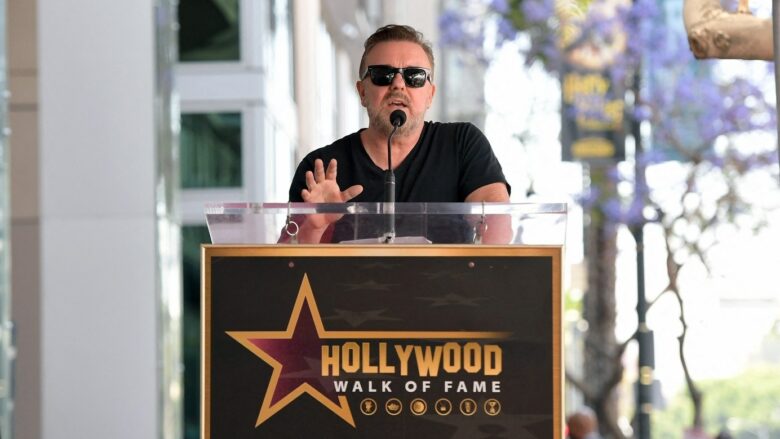 ricky-gervais-nderohet-me-nje-yll-ne-bulevardin-e-fames-ne-hollywood