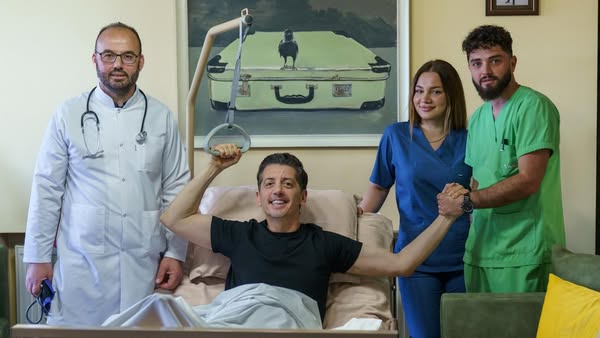 Aktori i njohur rikuperohet pas aksidentit: “S’kam kaluar në dramë, komedia vazhdon!”