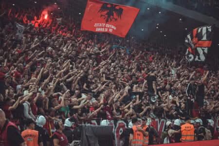 “Mashtrimi ka emër: FSHF”, Tifozat Kuq e zi reagojnë pas shpërndarjes së biletave për ndeshjen Shqipëri – Serbi