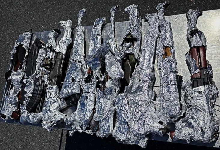 Kapet në kufi me 11 kallashnikovë – Doganierët kroatë ndalojnë një kosovar