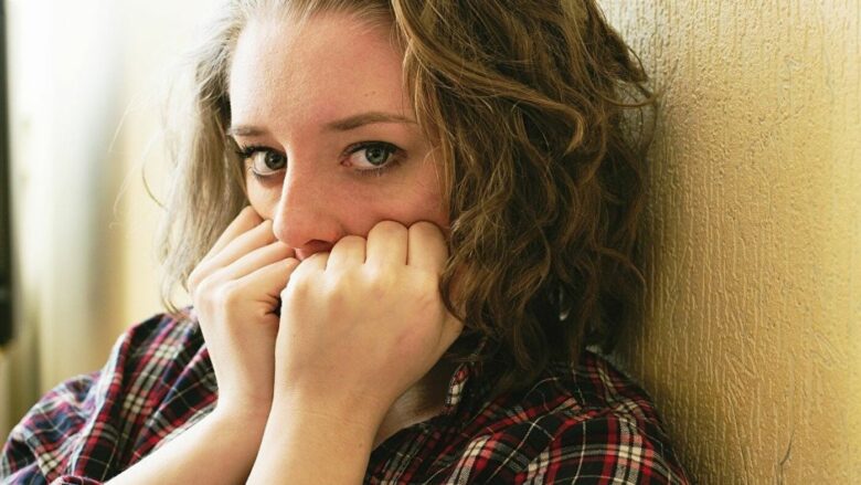 Pse ndonjëherë ndiheni sikur dikush po ju shikon kur jeni vetëm? Shkenca ka një shpjegim dhe psikologët kanë këshilla