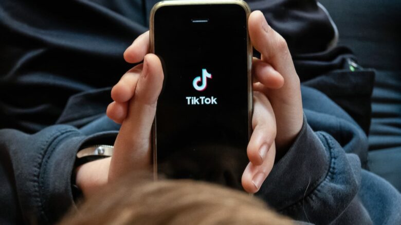TikTok rikthehet në Shqipëri