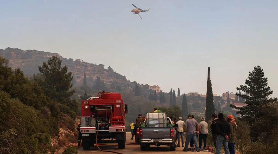 Ishulli grek në flakë, banorët ikin nga shtëpitë mes tymit dhe panikut