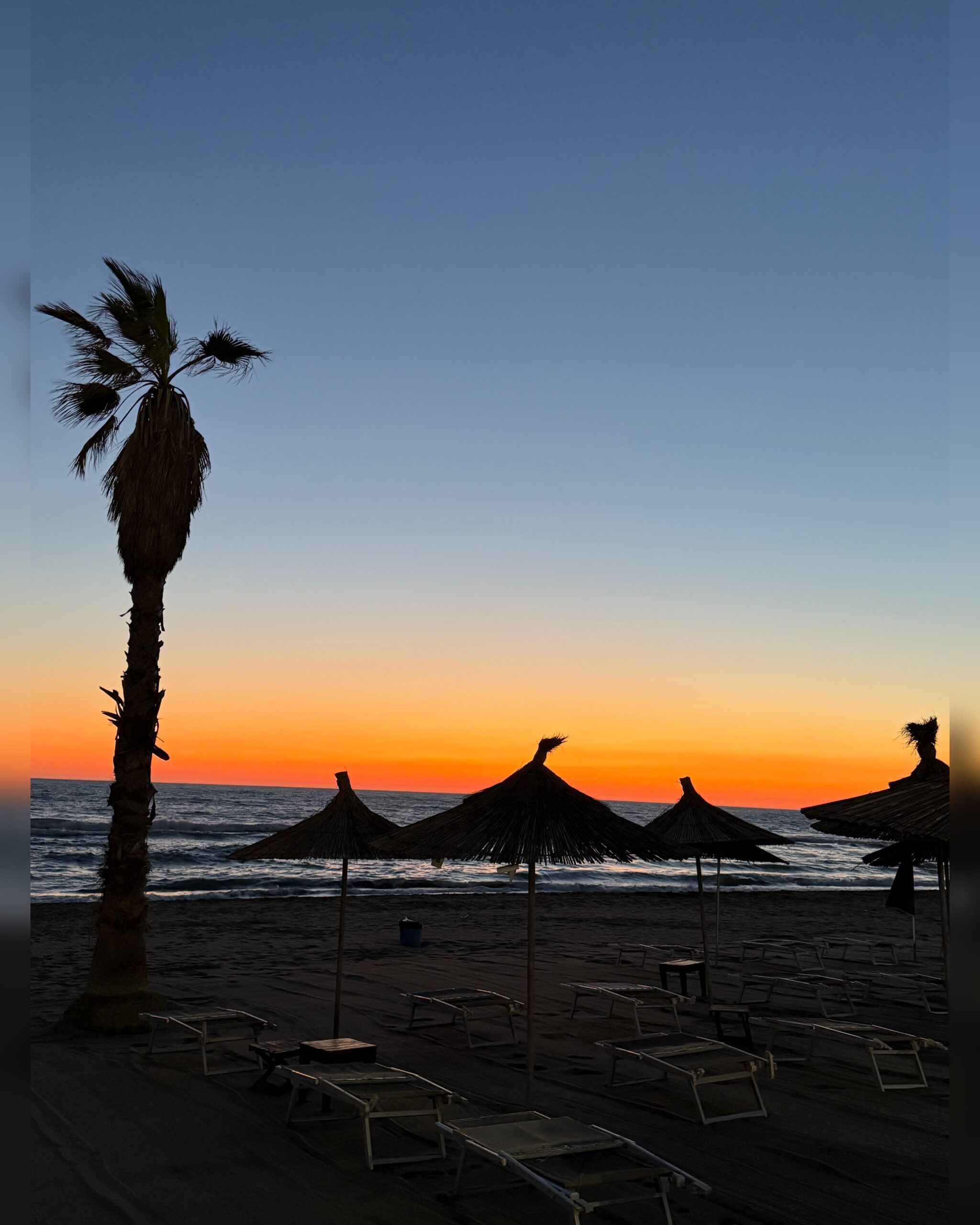 Qfarë ndjesie mund të japë perëndimi i diellit buzë detit në plazhë?