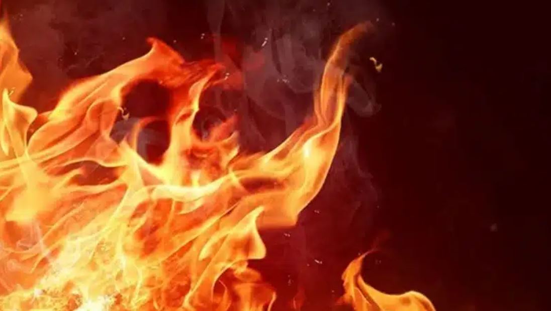 Zjarr i madh në disa lokale përgjatë magjistrales Kaçanik–Ferizaj, dëmet kapin vlerën e 20 mijë eurove