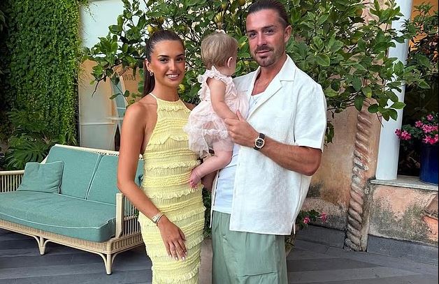 E dashura e Jack Grealish ndan fotografinë e rrallë të familjes – pozojnë me vajzën 9 muajshe