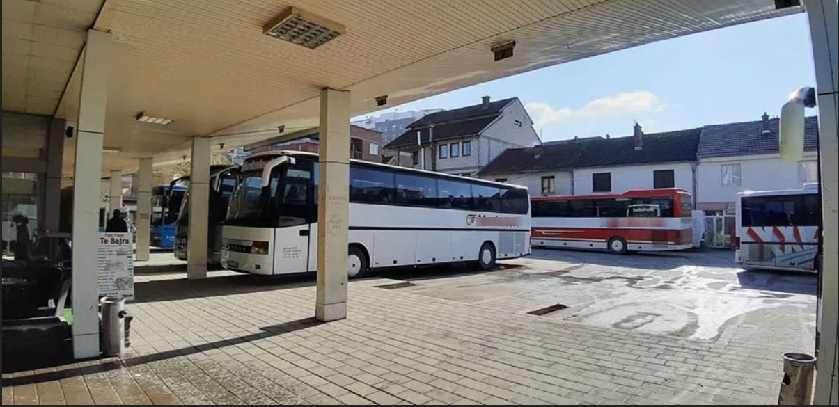 “Komuna na la pa bukë”, kompanitë e autobusëve në grevë pasi ua ndaloi hyrjen nëpër Ferizaj (VIDEO)