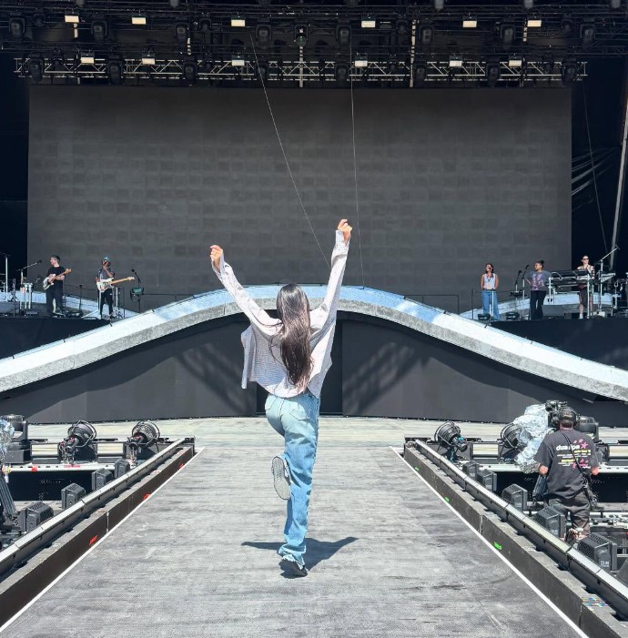 dua-lipa-feston-marrjen-e-shtetesise-se-kosoves-ne-festivalin-sunny-hill,-perkrah-te-fejuarit-dhe-miqve-te-afert