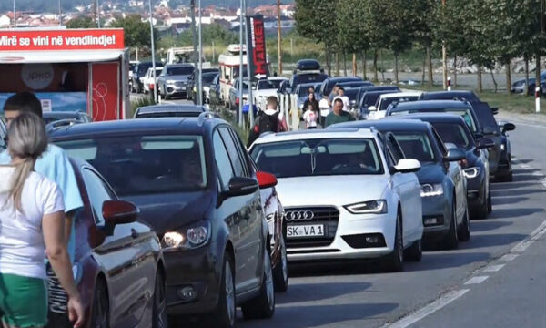 Deri në 3 orë pritjet në dalje të Merdarës
