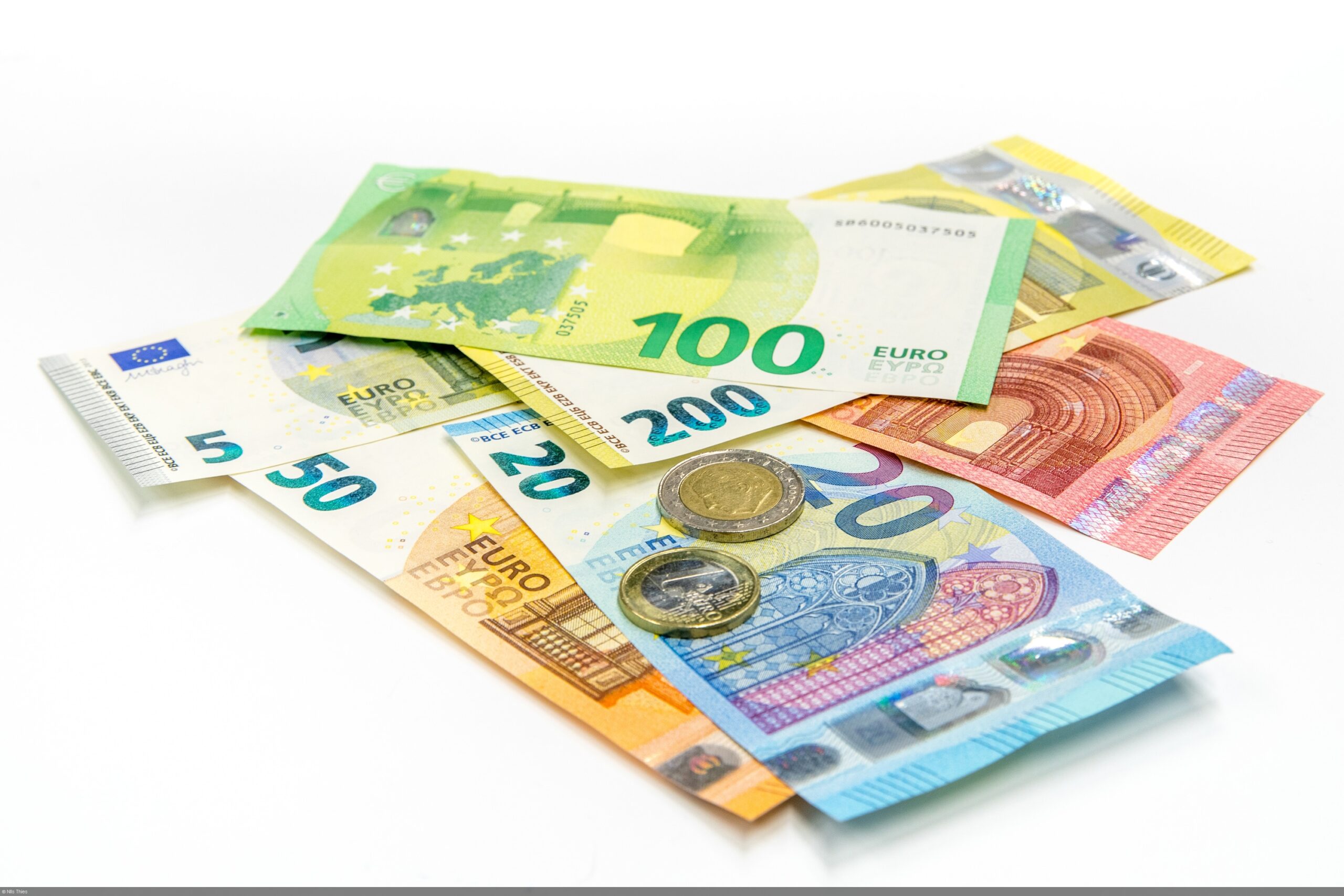 10 Këshilla të Arta për një Verë “Pa Lekë”: Si të Menaxhoni Paratë në Mënyrë të Sigurt dhe Inteligjente