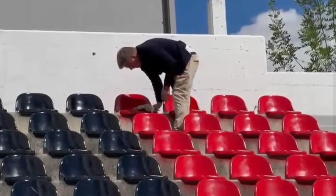 E jashtëzakonshme, presidenti i Drenicës pastron ulëset e tribunave para ndeshjes