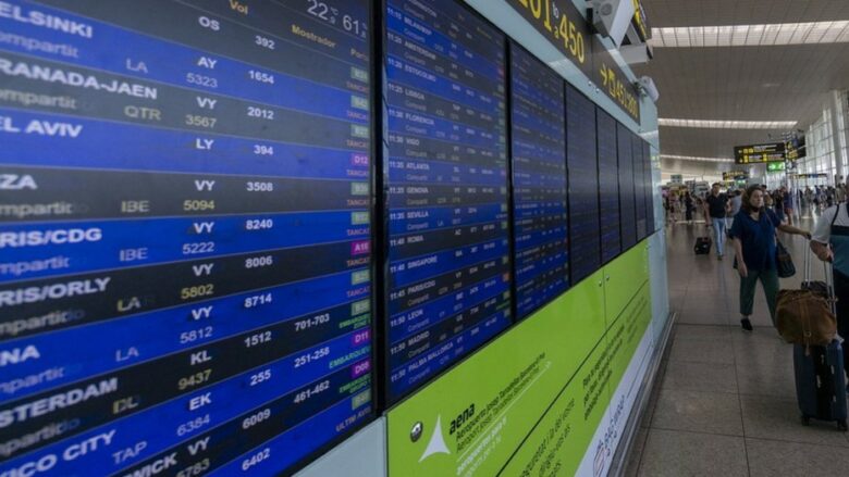 Prindërit e “braktisin” djalin e tyre në aeroportin e Barcelonës për të mos humbur fluturimin