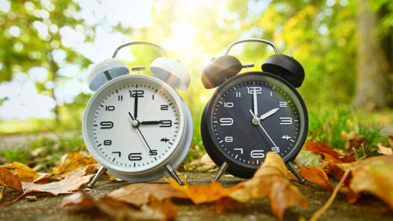 Akrepat lëvizin një orë para, në këtë ditë ndërrohet ora