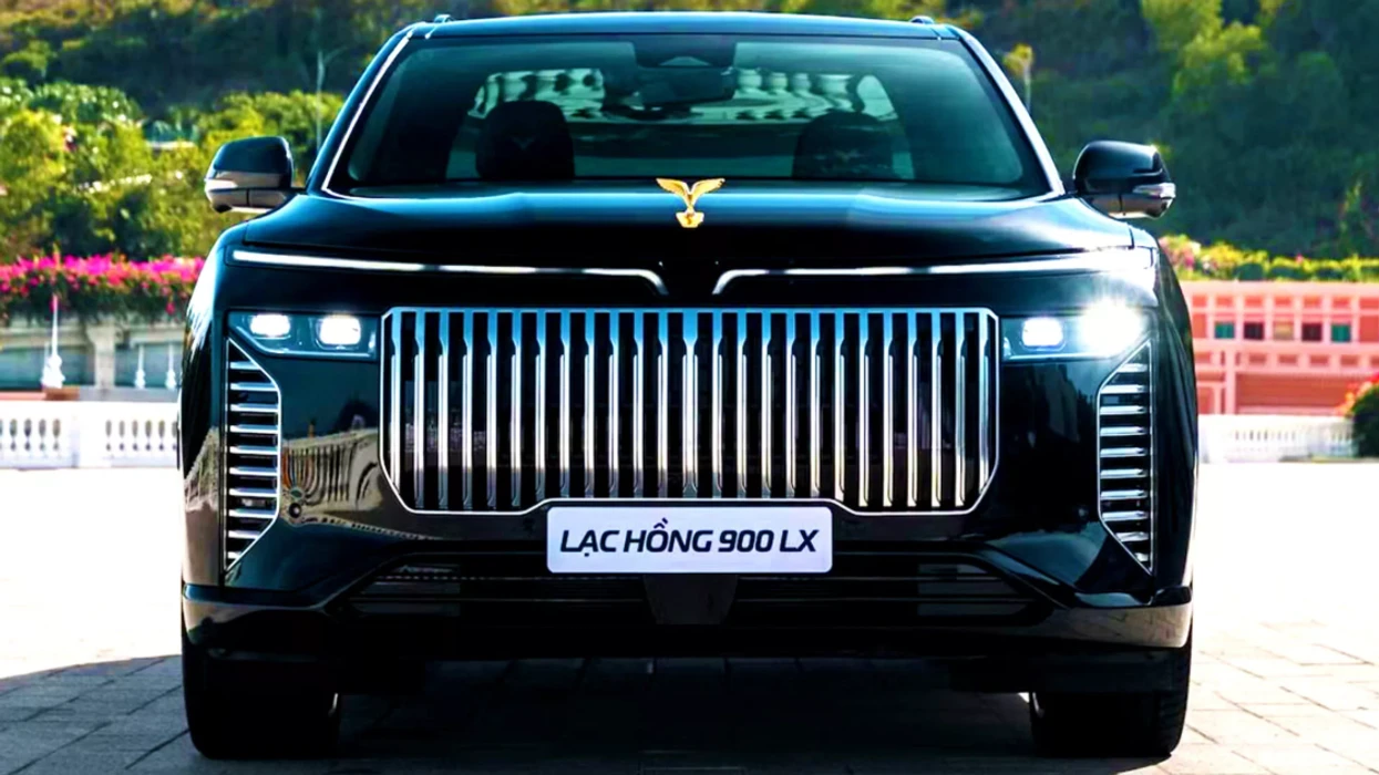 Ky SUV i blinduar thuhet se mund të përballojë edhe 400 të shtëna me municion të drejtuar me laser