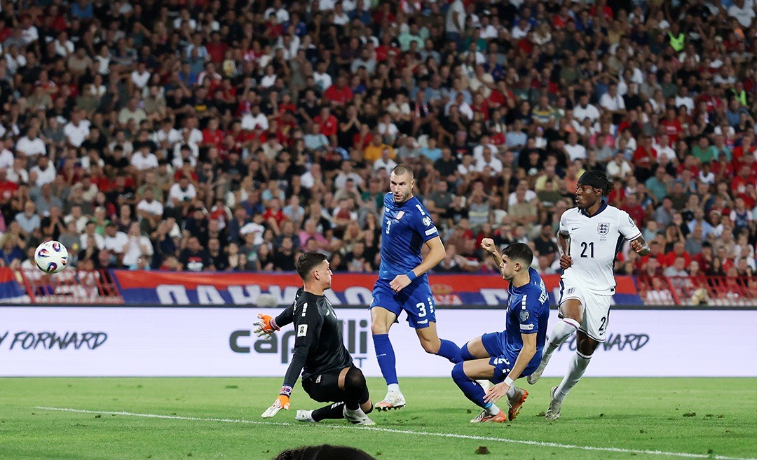 Anglia i’a mbush thasët me gola Serbisë në Beograd