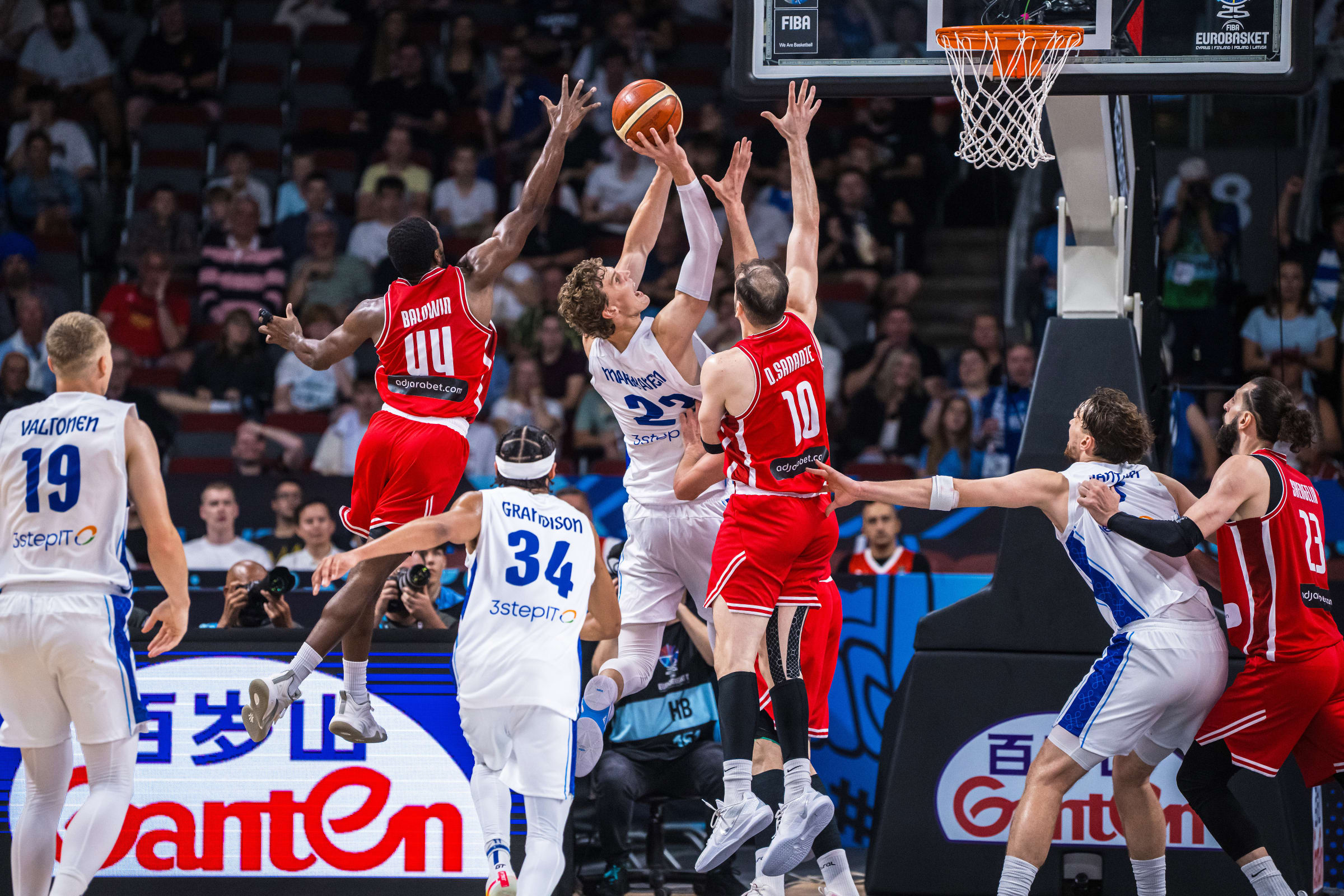 Finlanda me Edon Maxhunin për herë në gjysmëfinale të një Kampionati Evropian