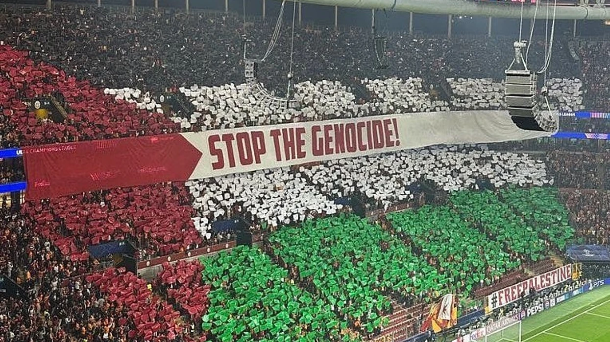 “ndal-gjenocidin”:-tifozet-e-galatasarayt-me-banderole-gjigante-ne-mbeshtetje-te-palestines