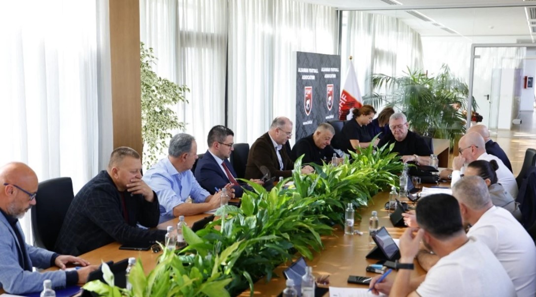fshf-ja-miraton-vendimin-per-ndertimin-e-nje-fushe-te-futbollit-ne-kosove