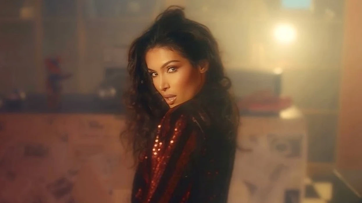 nora-istrefi-sjell-versionin-e-ri-te-hitit-klasik-‘me-ritem-do-vallezoj’-te-eliza-hoxhes