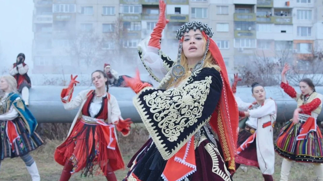 “urime-nane”,-rita-ora-shkruan-ne-shqip-per-festen-e-flamurit-dhe-ditelindjen-e-gjyshes