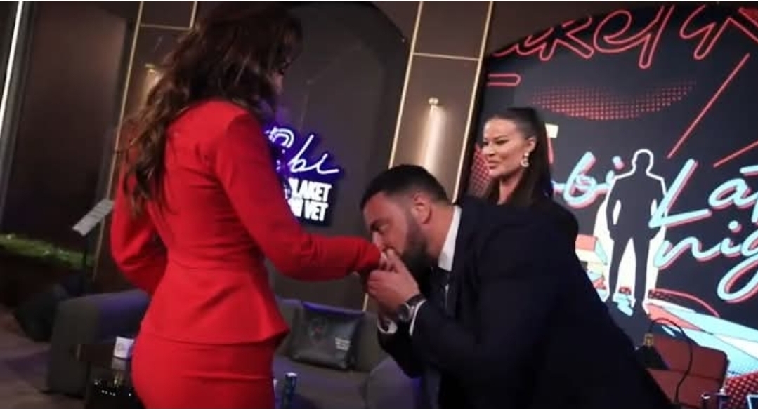 politikani-i-njohur-zbulon-detaje-per-bashkejetesen-e-nores-me-robertin