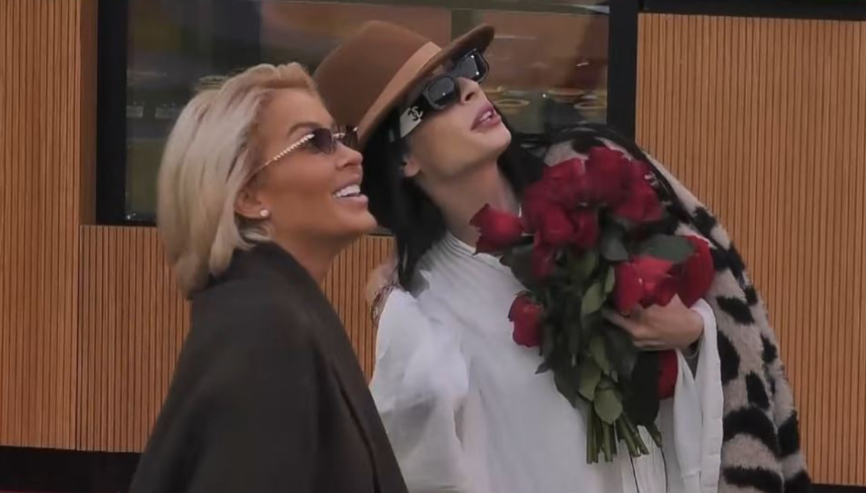 surprize-nga-qielli,-parashute-dhe-lule-per-kete-banore