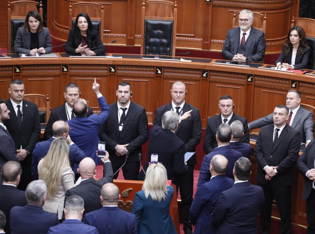 tensione-ne-kuvendin-e-shqiperise:-opozita-bllokon-foltoren,-mazhoranca-miraton-projektligjet