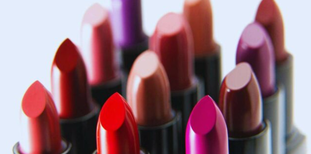 Si të zgjedhësh buzëkuqin perfekt sipas formës së buzëve