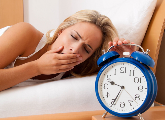 Në çfarë ore duhet të flemë të dielën që të kemi një të hënë më produktive?